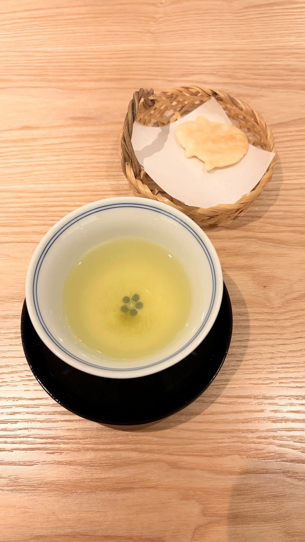 神楽坂　商店街　神楽坂商店街　お茶　豚の煎餅