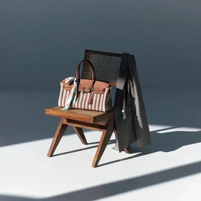 アイコニックな“ゴールド”とストライプ刺繡のフレッシュな出会い