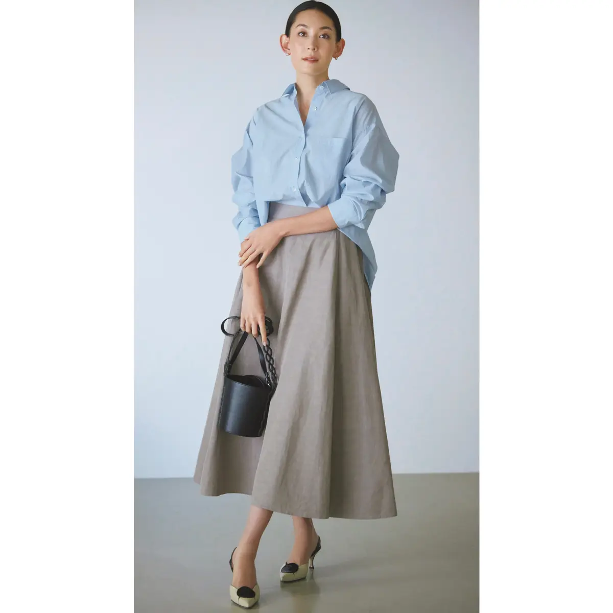 ライトブルーシャツとグレーフレアスカートを合わせたコーディネート　モデル・LIZA