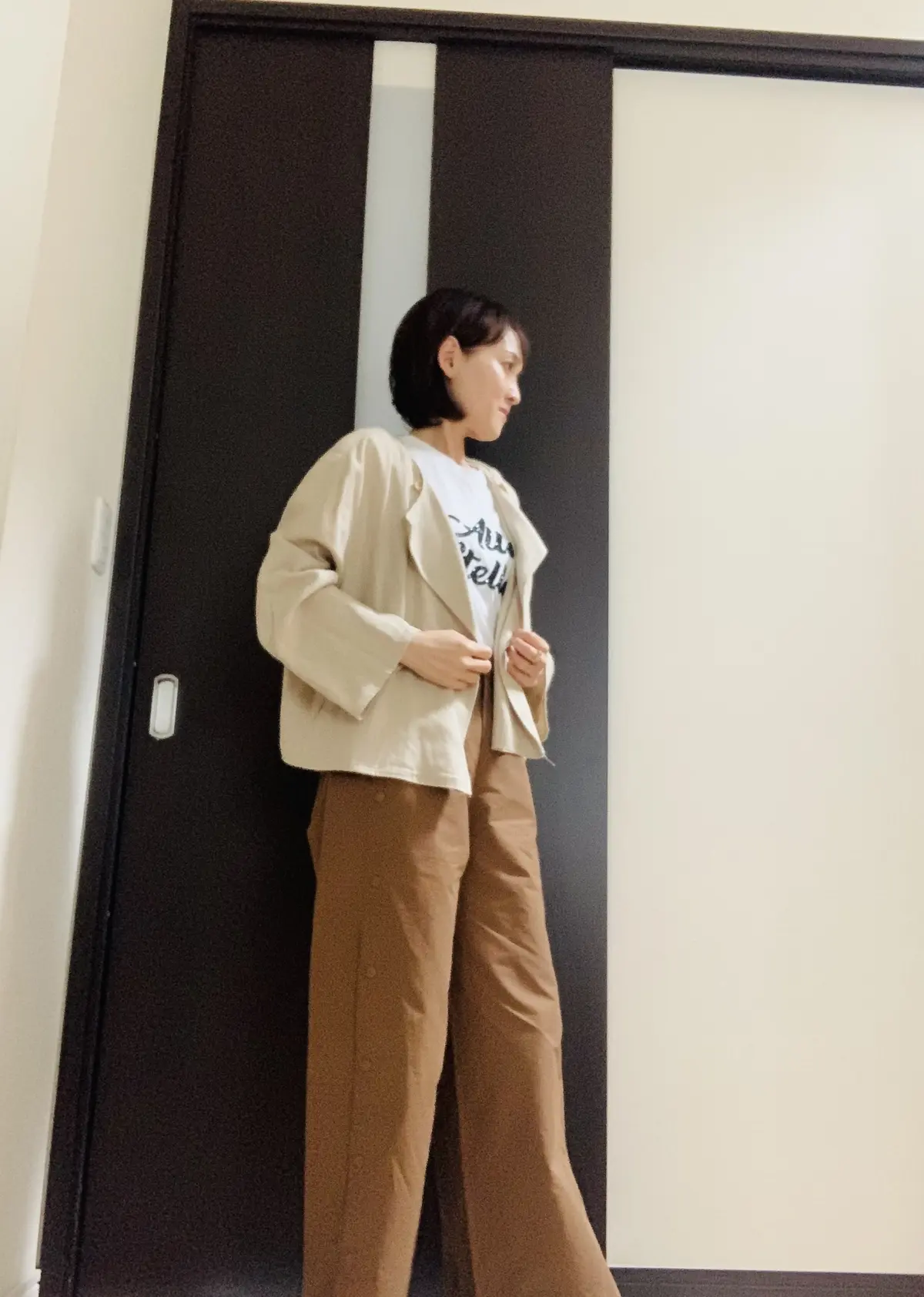 ベージュのジャケットとブラウンのパンツのコーデ