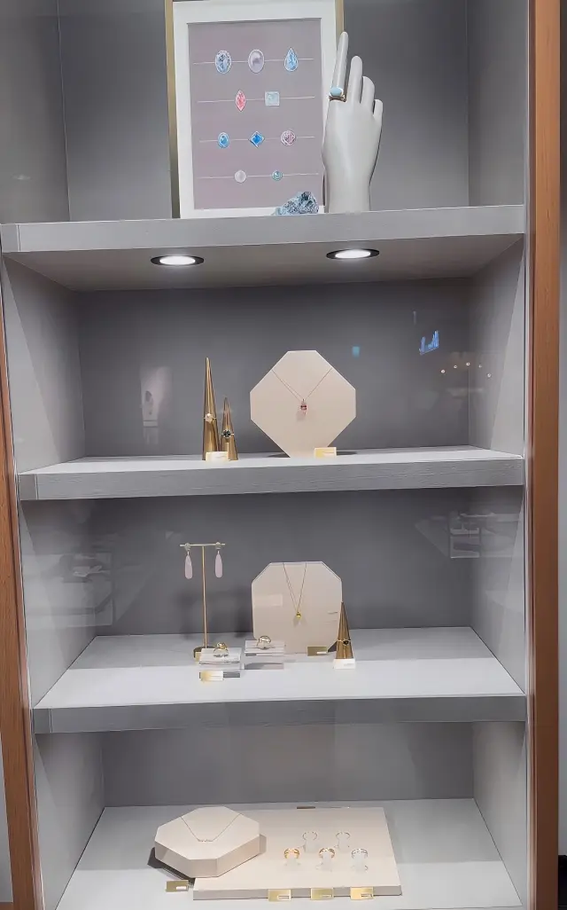 お出かけの日のオールブラックコーデ。の画像_2