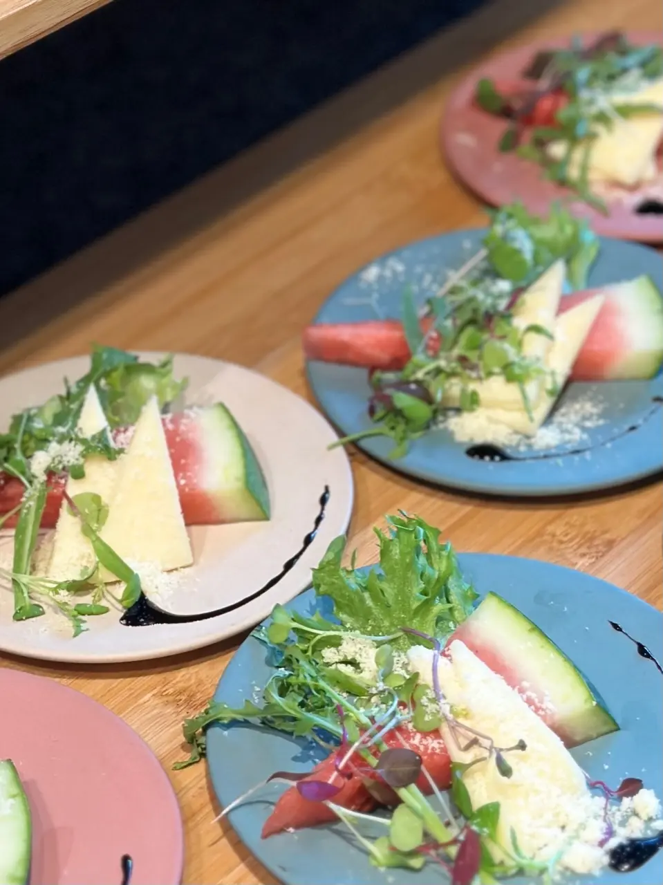 夏のブラックコーデでトロピカルなホテルブの画像_7