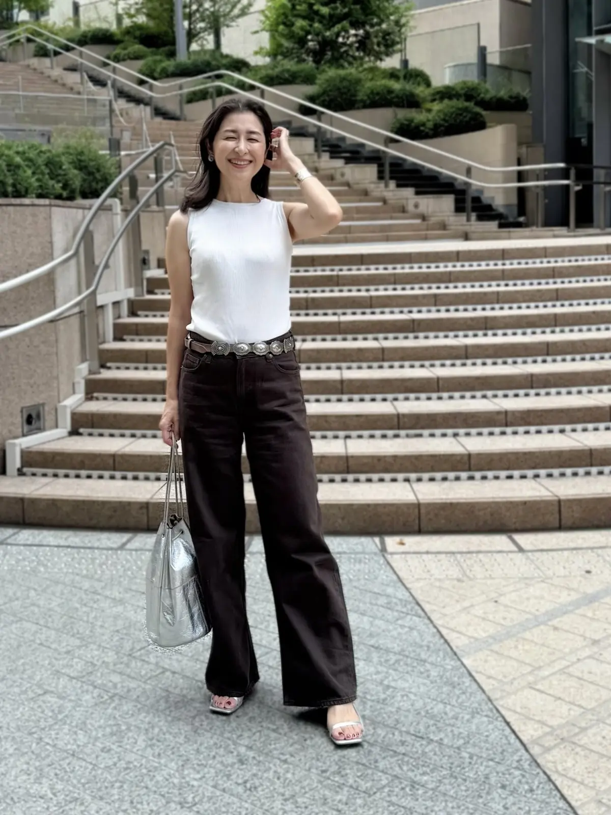 ブラウン色デニム　白ニット　コンチョベルト　シルバー色バッグ　シルバー色サンダル　H&M GU