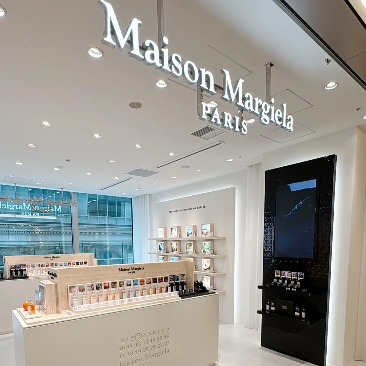 ニュウマン高輪　メゾン マルジェラ「レプリカ」フレグランス（North 2F） こちらも穴場ショップの予感。フレグランスはもちろん、バス＆ボディーアイテムや、ディフューザーやキャンドルのホームセンティングコレクションも充実。