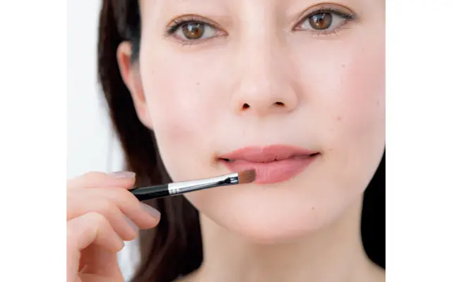 クリアなラインできちんと感を出し、大人のフォルムに