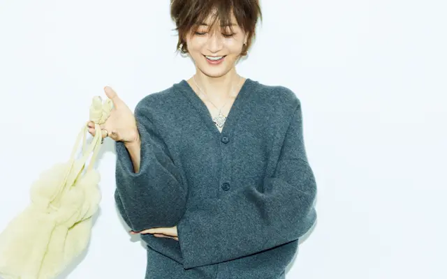 ニット￥515,900・ピアス￥115,500・ネックレス￥136,400・リング￥77,000・バッグ￥376,200／ロエベ ジャパン クライアント サービス（ロエベ）