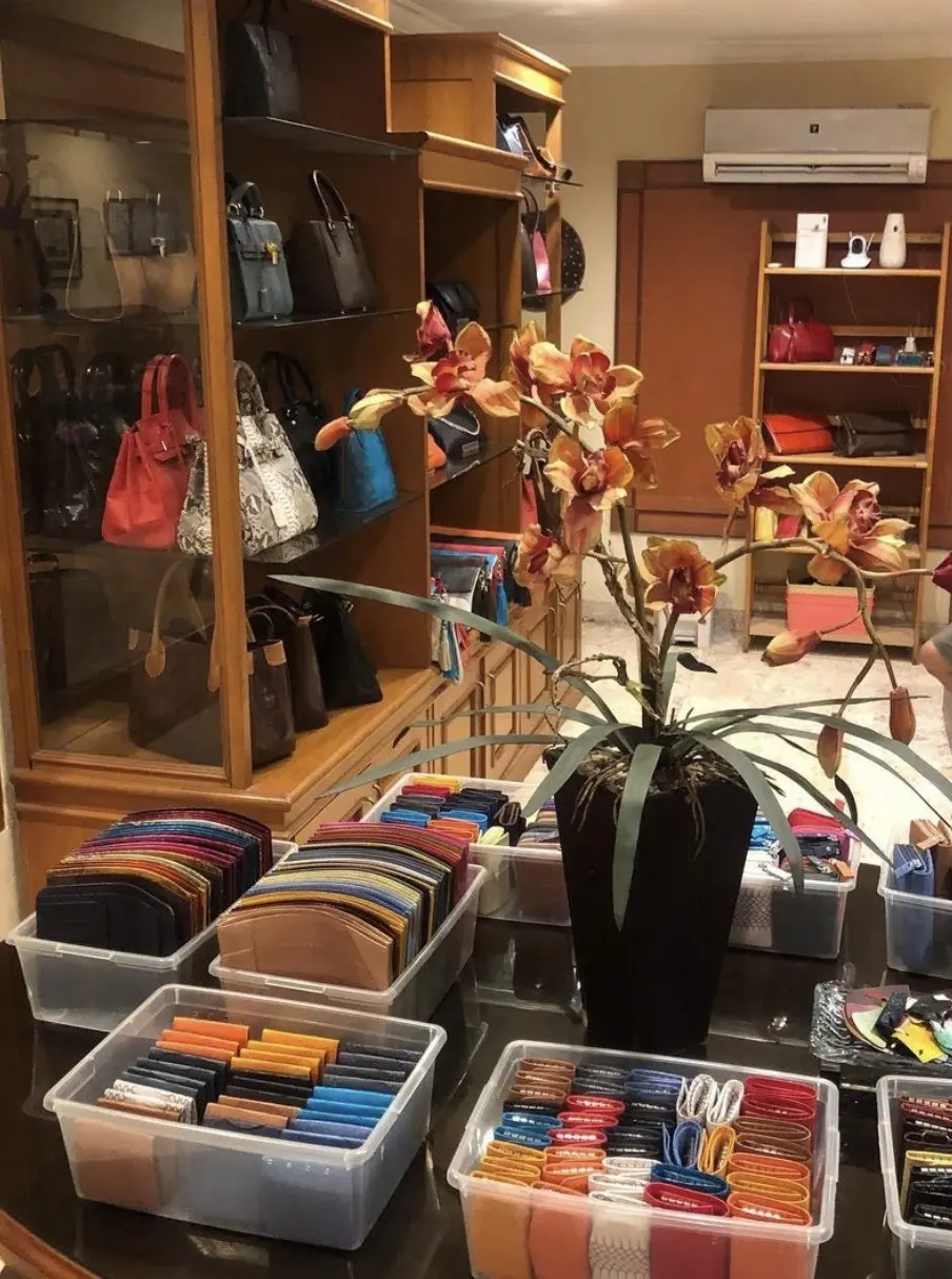 ヘビ革　おばさん　サロン