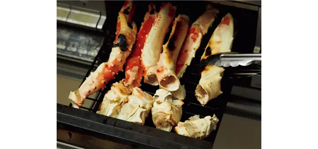 カニは殻に焼き目がついて、パンッとはじけるまで焼くのが目安。香ばしい香りがキッチンに。