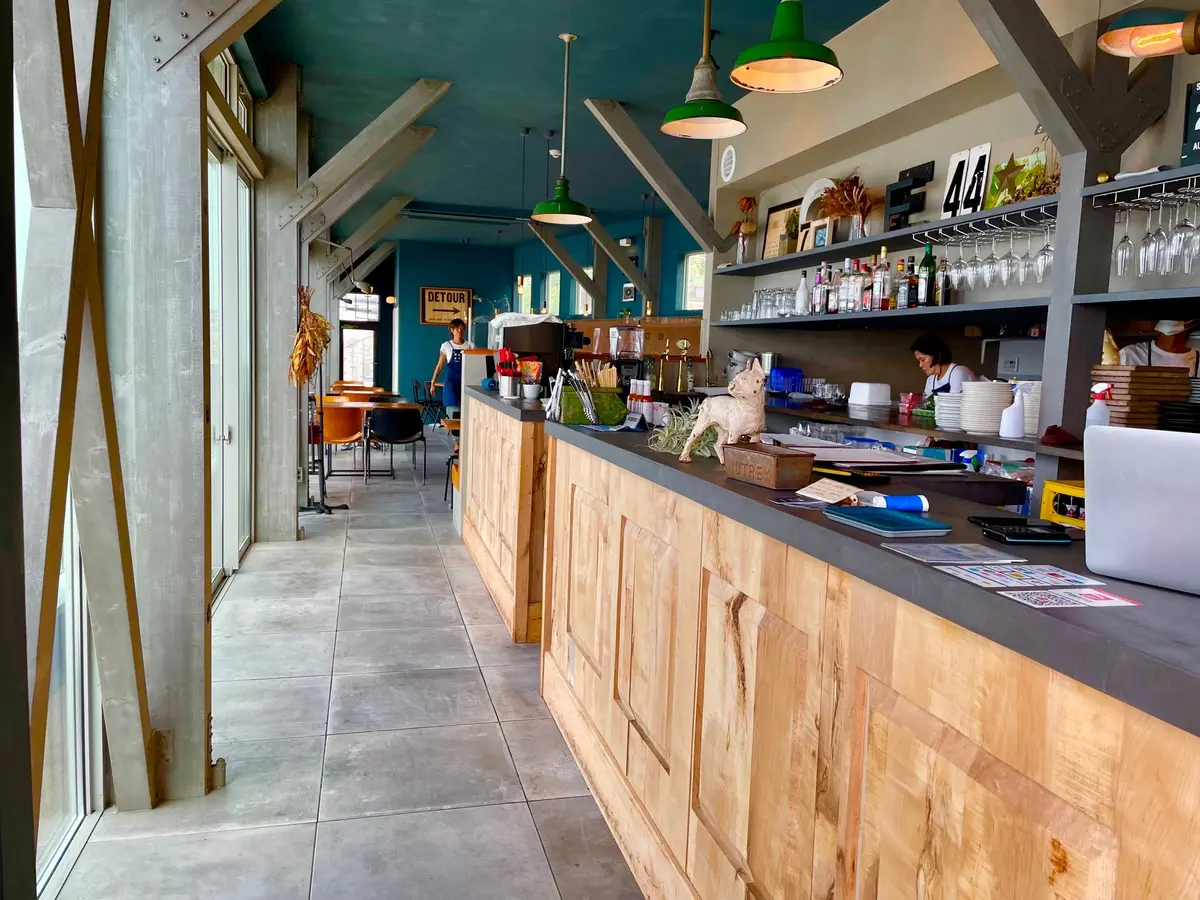 ダブルドアーズネイビーのエントランス