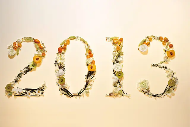 白い花やキウイなどの花あしらいで「2013年」の香りを表現