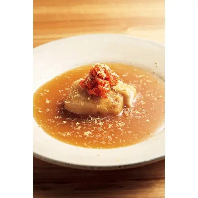 海老芋の唐揚げにトマトの風味を加えた魚介だしのあんをかけ、