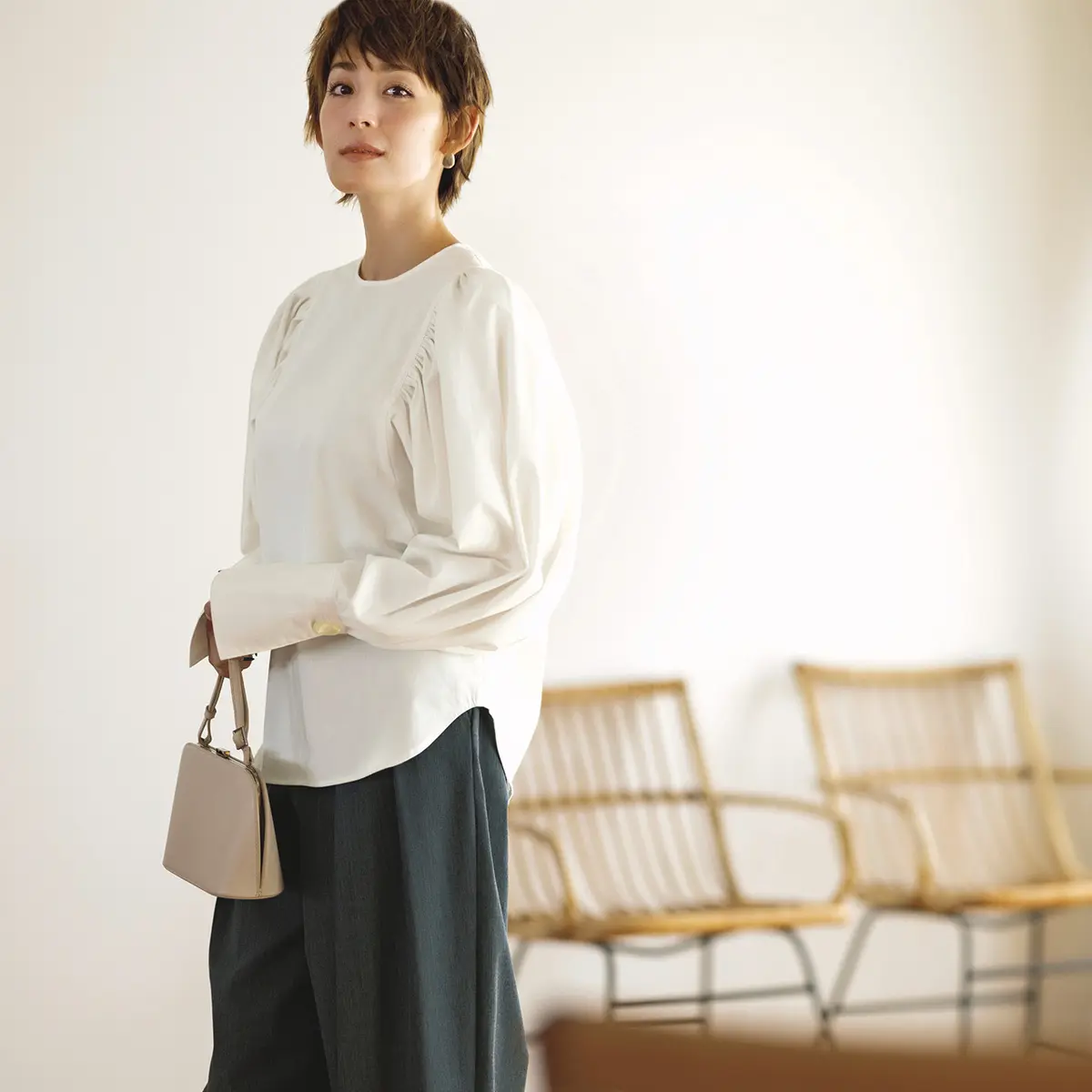 白ギャザースリーブトップスとチャコールグレーパンツのコーデ　モデル・LIZA