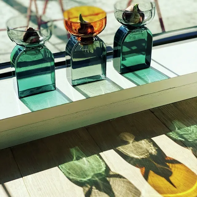 ガラスの花器にチューリップの球根を載せ、日中は日の当たる窓辺へ、夜はダイニングボードの上へと移動。ガラスが織りなす光の模様も楽しんでいる