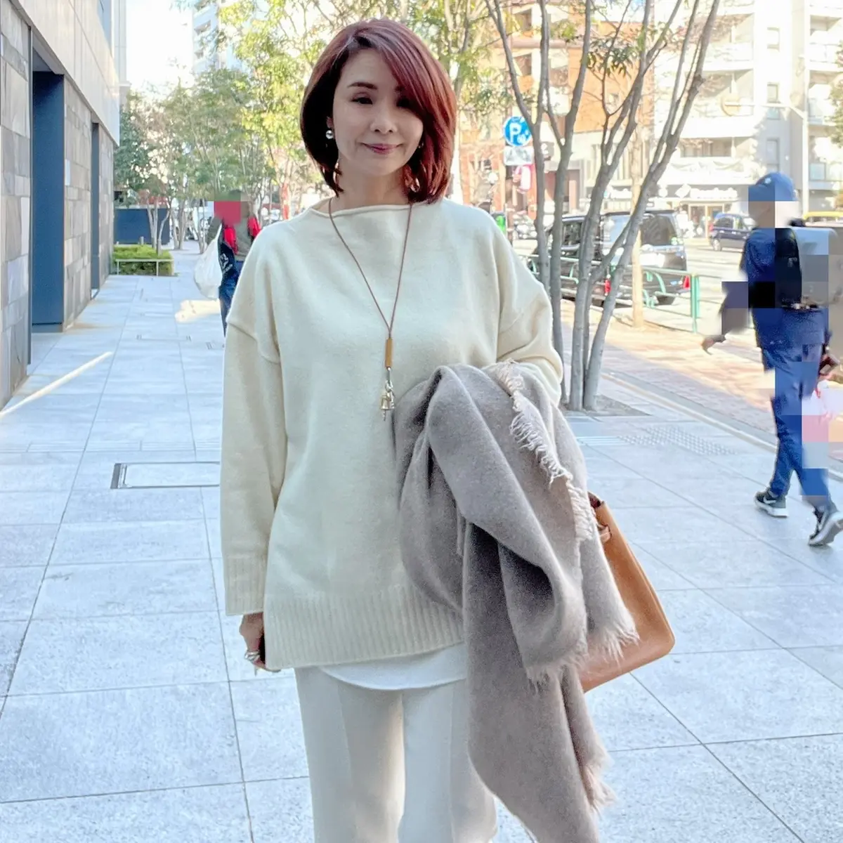 ホワイトコーデとカシミヤストールの画像_2