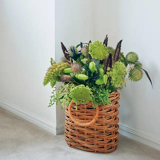 アワやイガグリ、トウガラシなど秋の実りをイメージした「かごの花器