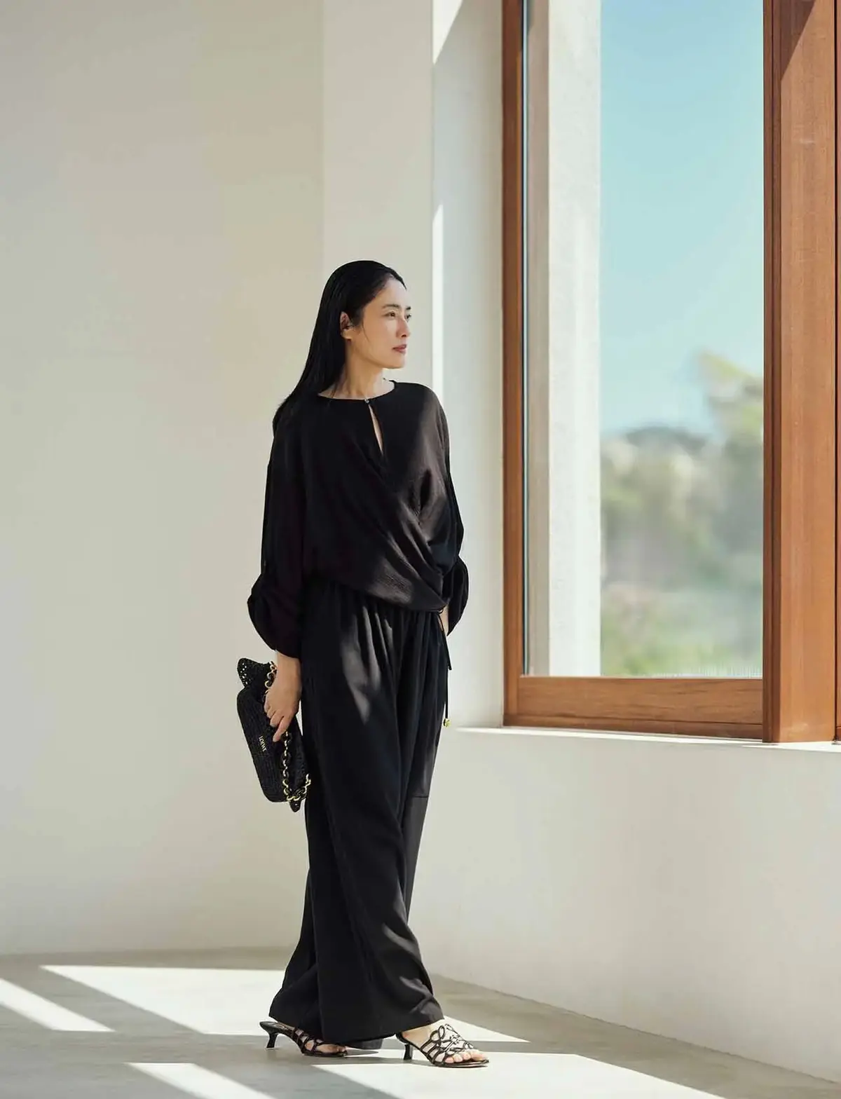 黒のブラウスはこれからの季節にぴったりな、さらりとした肌ざわりのコットンシルクのクレープ素材。