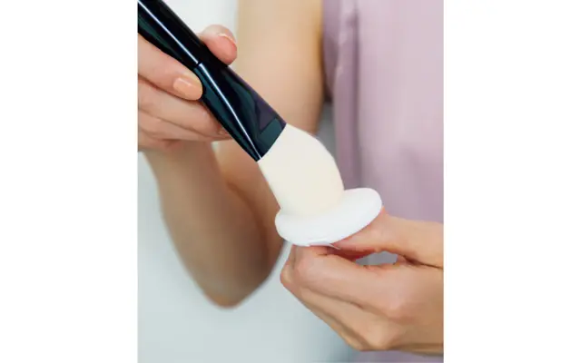 《1》お粉はブラシとパフになじませる