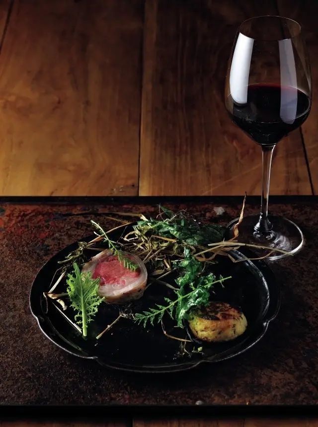 「石田めん羊牧場のサウスダウン羊の塩釜焼き」。塩に卵白を混ぜ、稲わらを練り込んだ塩釜ごとオーブンに入れて火を通す。