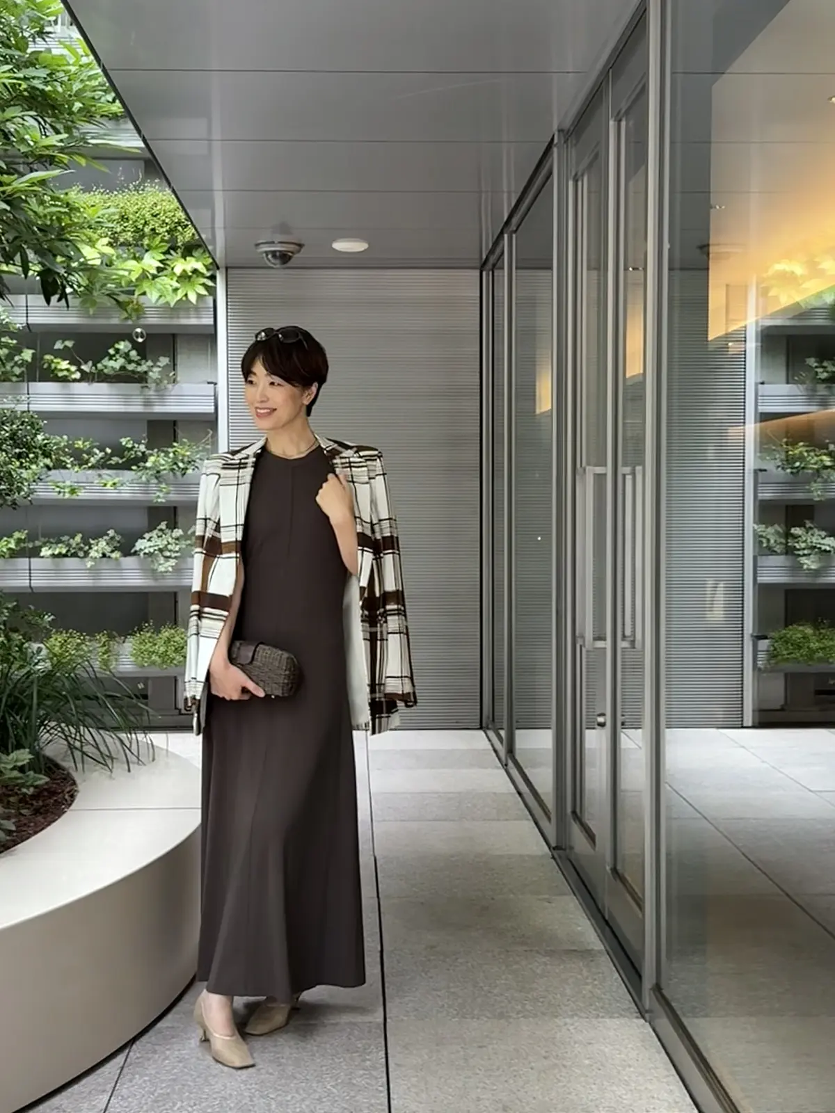 自ずと手に取る、夏のブラウンスタイルでバの画像_1