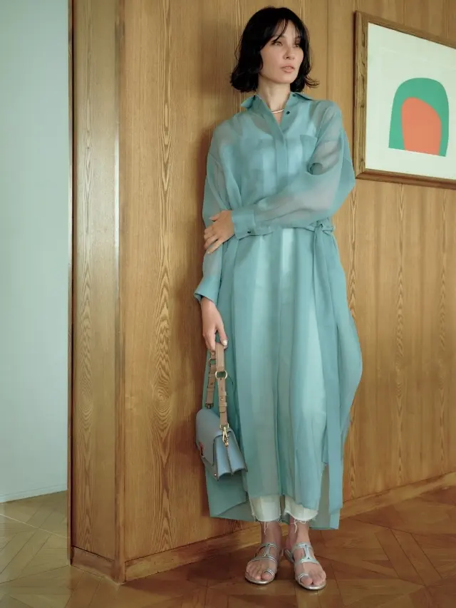 かっこいいだけじゃない。旬の透け感でロング丈を軽やかに