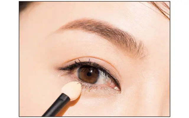 《2》下まぶたにもツヤのニュアンスをプラス