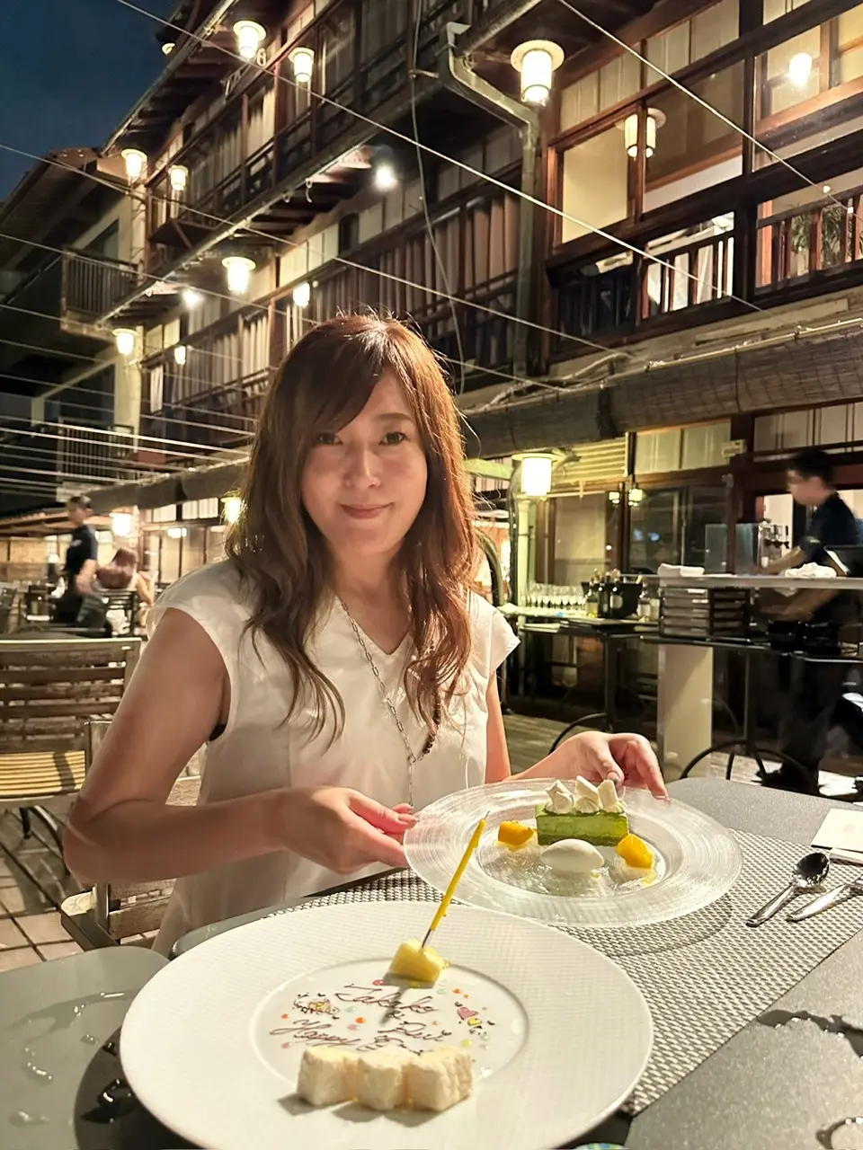 ホワイトワンピースで行く、京都鴨川納涼床の画像_12