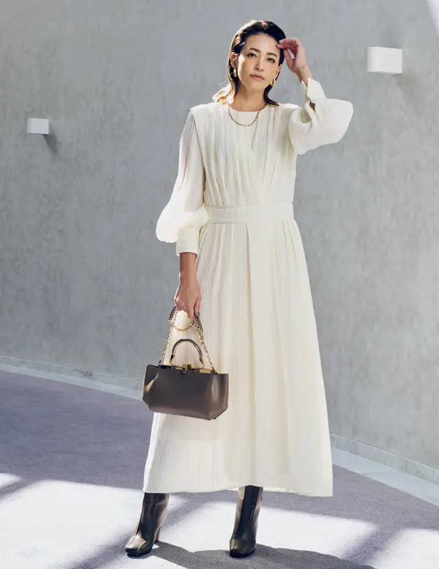 シクラスのワンピースを着こなすRINA