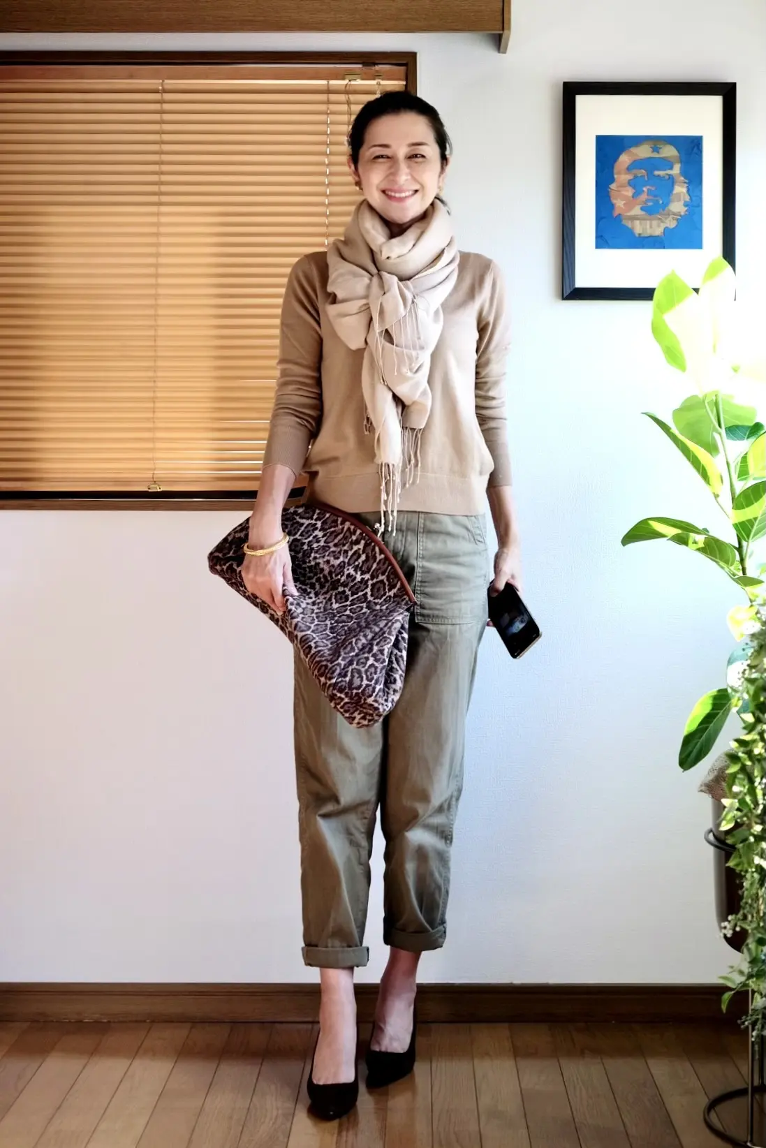 ユニクロのベージュニット、カーキ色のベイカーパンツ、レオパード柄の大きめクラッチバッグ、ブラウンのパンプス、ベージュの薄手ストール