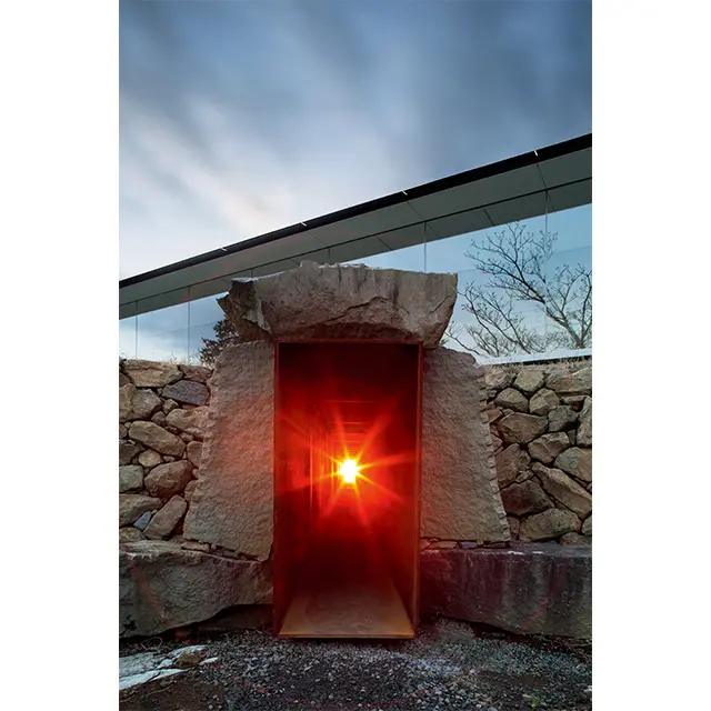 100mギャラリーのおよそ 中間の位置の下を通る「冬 至光遥拝隧道」の入口。