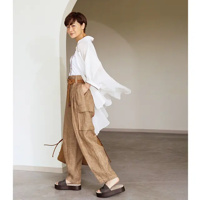 シアーな白シャツと 輝きを味方にしたリネンパンツ。 新鮮なメリハリが着る人を主役に