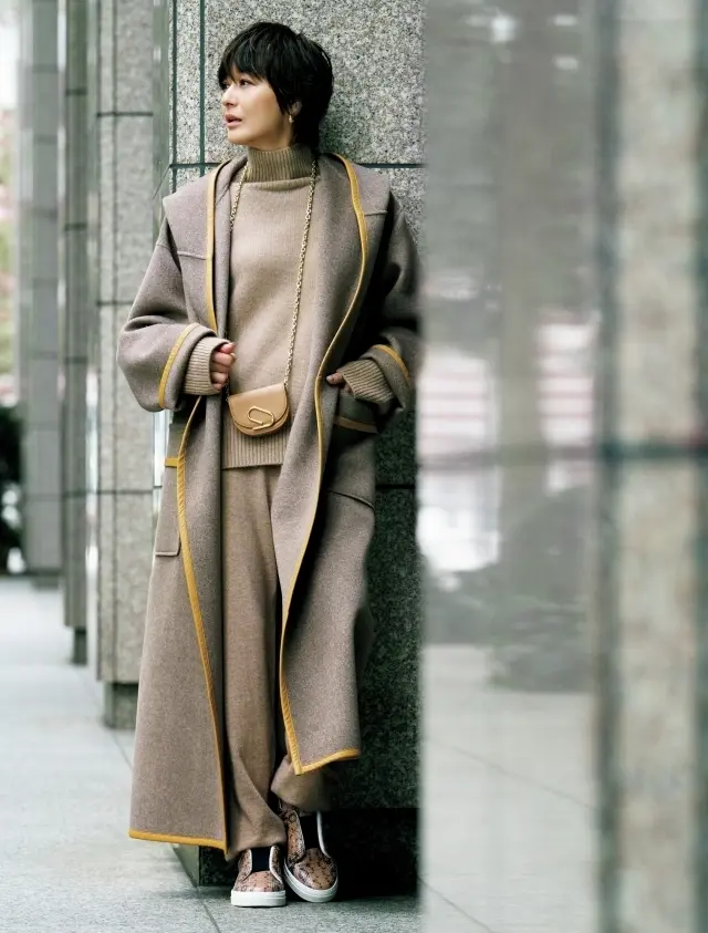 富岡佳子さんが着るリッチなレザートリミングのローブコート