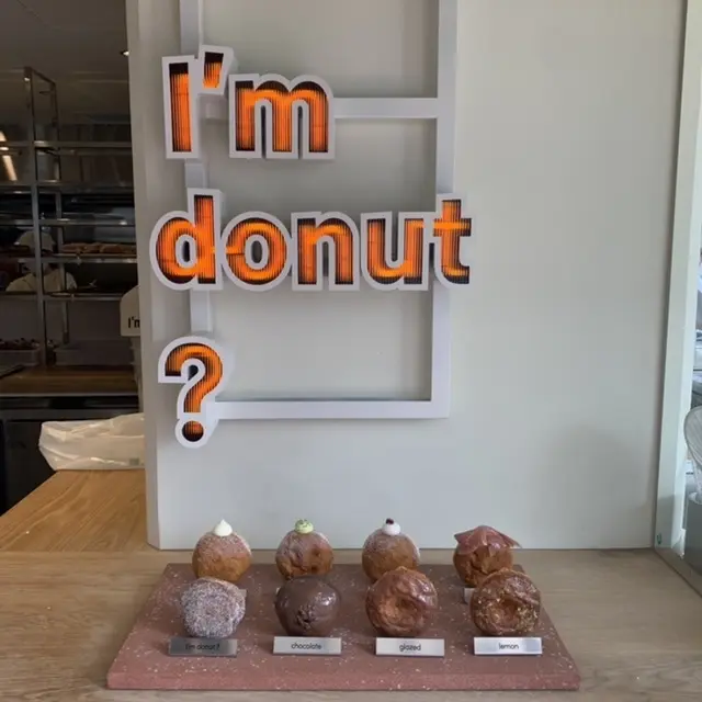 可愛いI'm donut？の看板とオブジェ