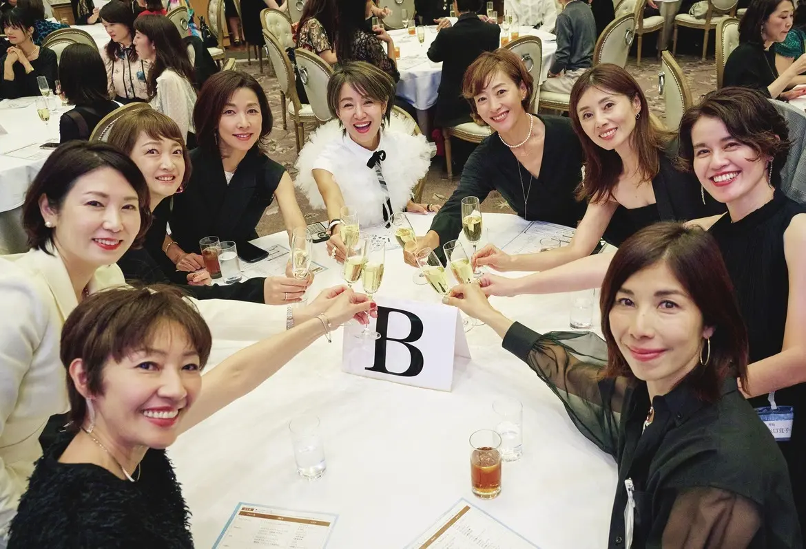 乾杯する会場の様子