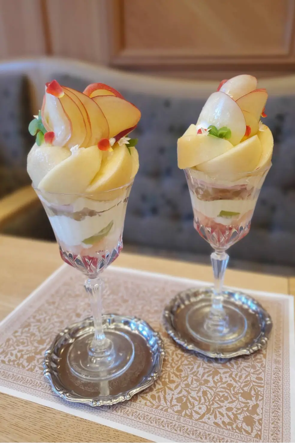 水信フルーツパーラーの桃パフェ