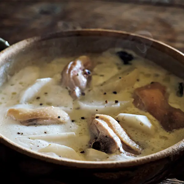 骨付き鶏のうま味を包み込む！ “鶏肉とかの画像_1