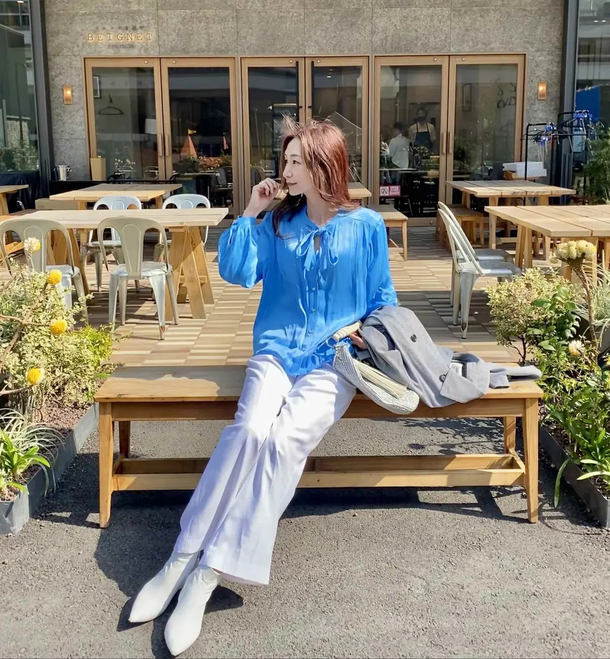 ブルーブラウスとホワイトで爽やかコーデ