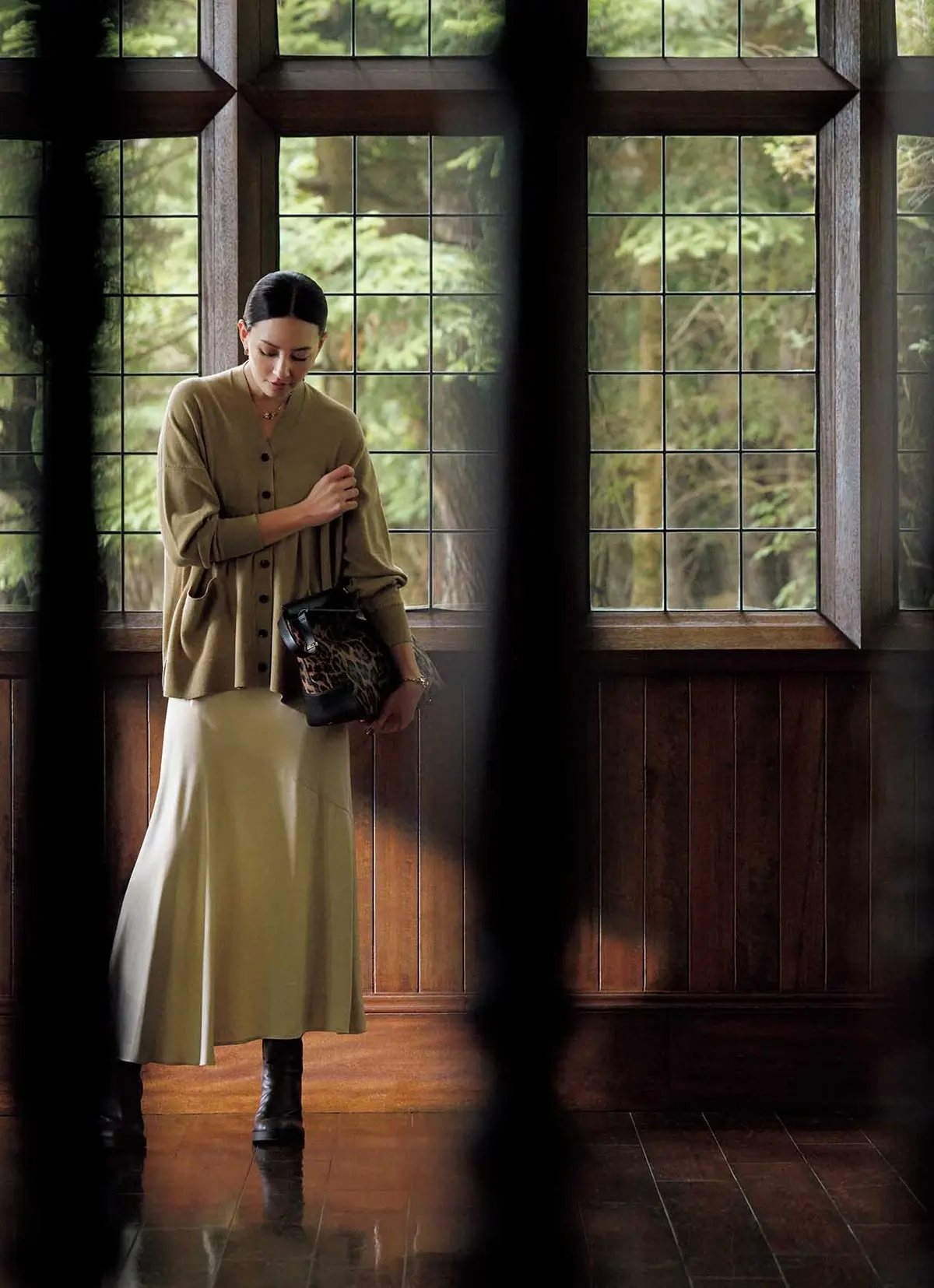 ウールニットと、シルキーなスカート。 素材感のコントラストで 奥行きのあるワントーンが完成