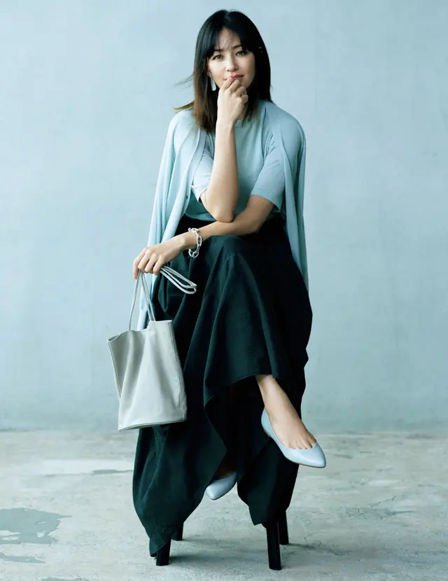 夏らしいカジュアルなリネン素材スカートコーデのRINA