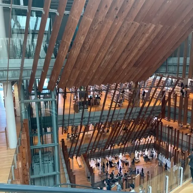 富山市ガラス美術館と富山市立図書館本館などが入居するTOYAMＡキラリの内部