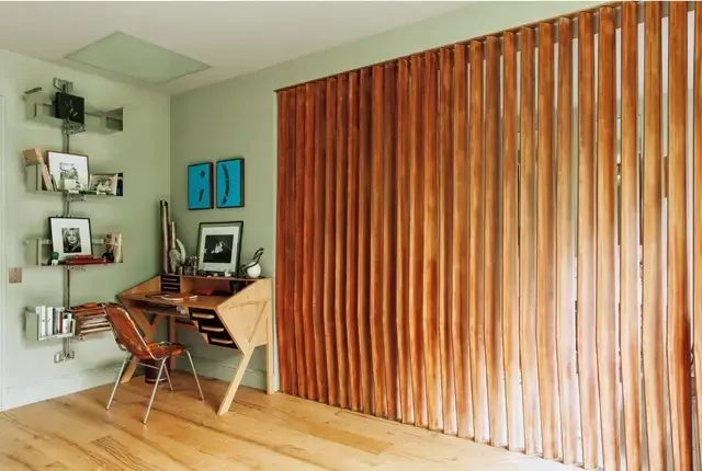 バスルームと寝室のブラインド状の仕切りは、のみの市で見つけた床板を使って特注した