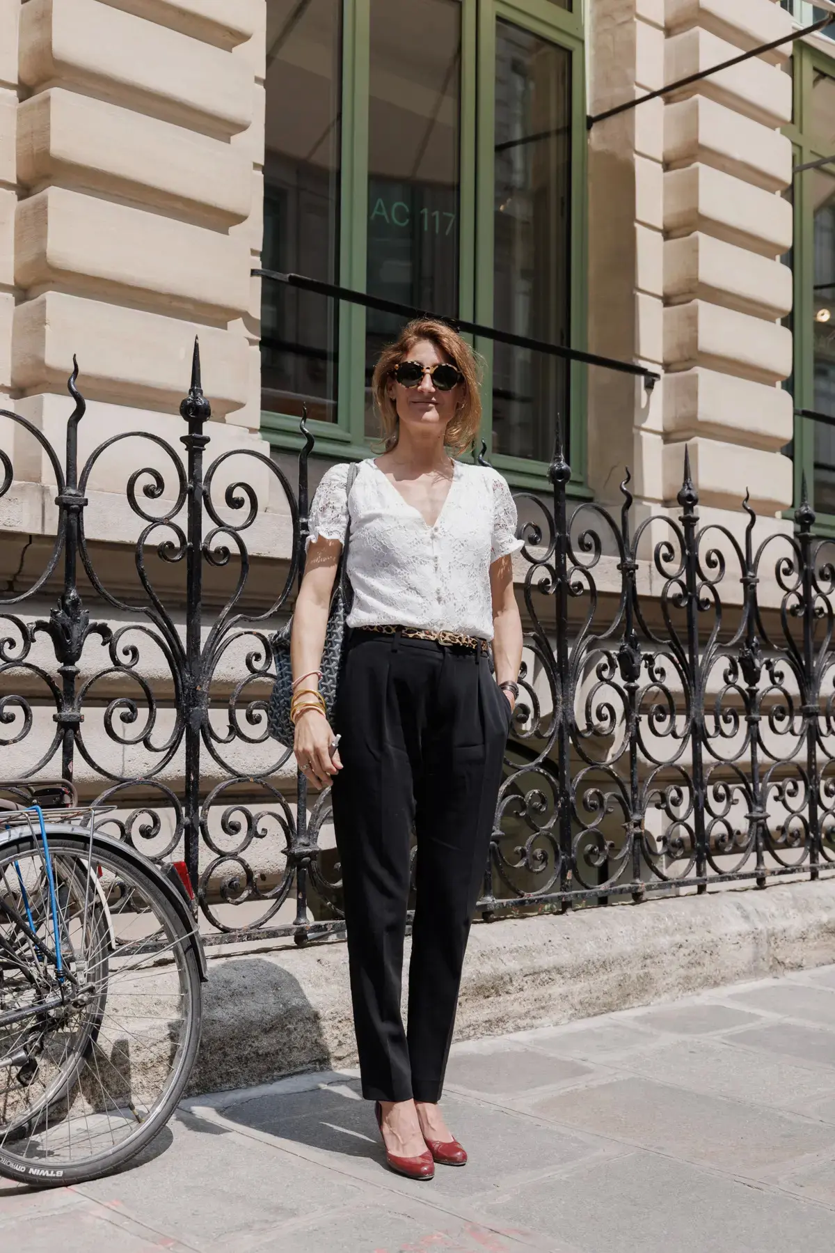 深いVネックのトップスで大人の色香を漂わせて