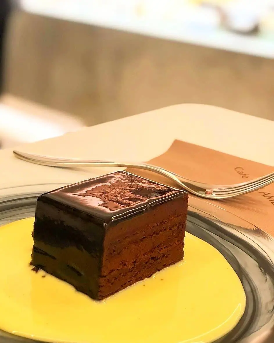 カフェベルアメール限定のショコラケーキ。ビターを選びました