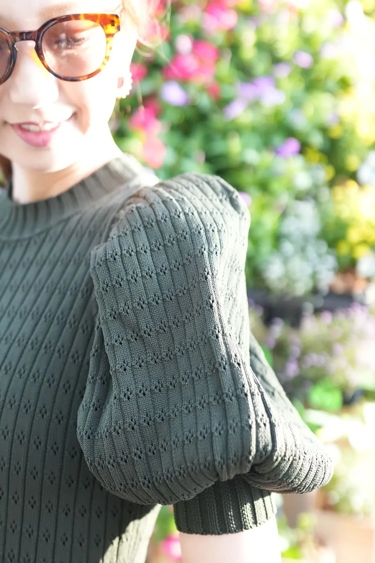 秋の陽だまりに大人可愛いモスグリーンワンの画像_5