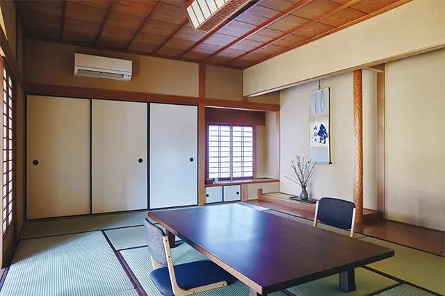 季節の花が生けられる和室。希望によって高座椅子も用意可能