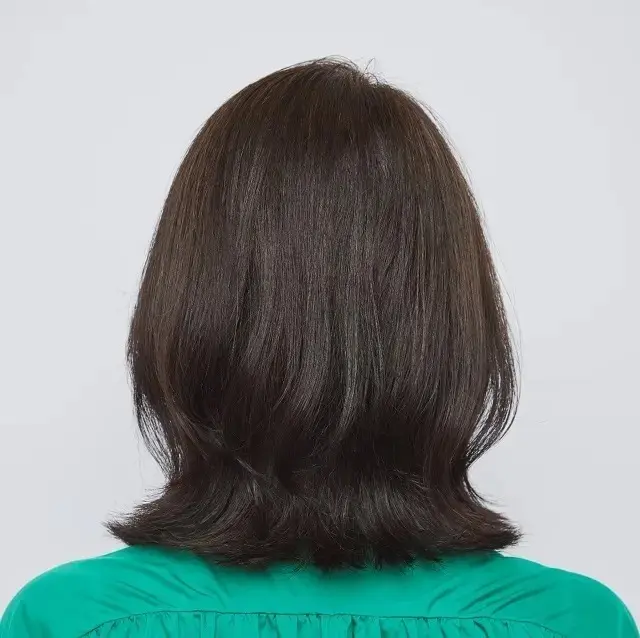 軽やかな動きで華やかさ満点！50代に人気の長めボブ【50代髪型・ヘアスタイル】