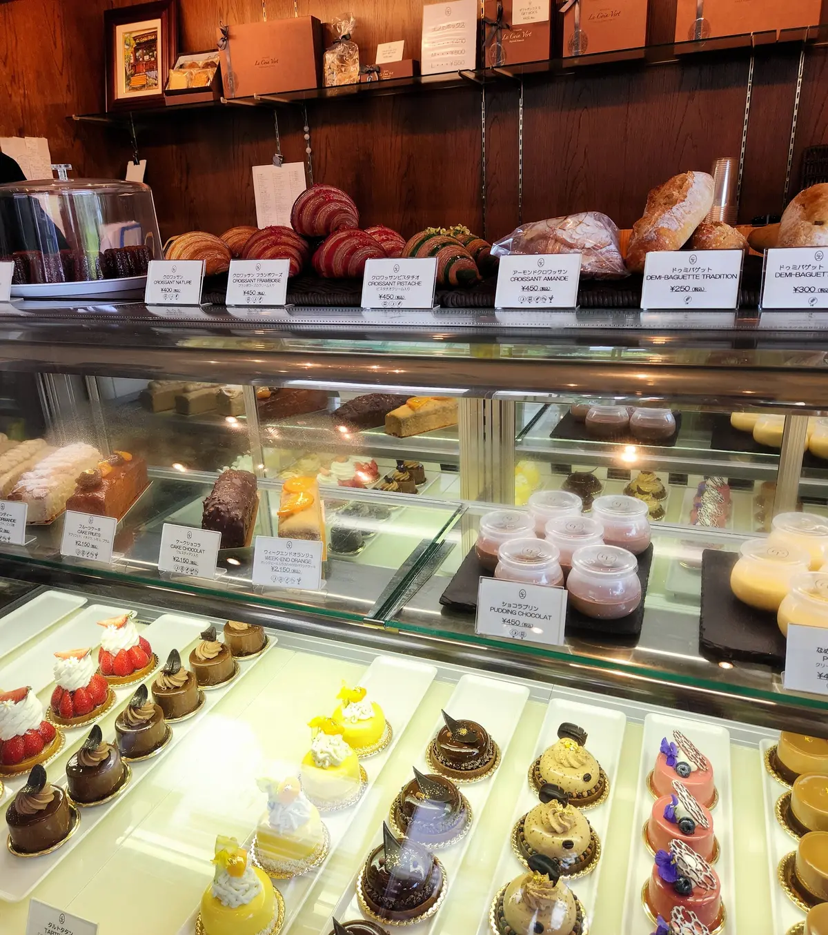 美味しそうなケーキもたくさん並んでいます。