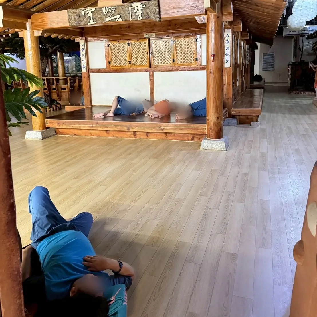 あちこちで人が寝てます(´ω｀ )zzZ