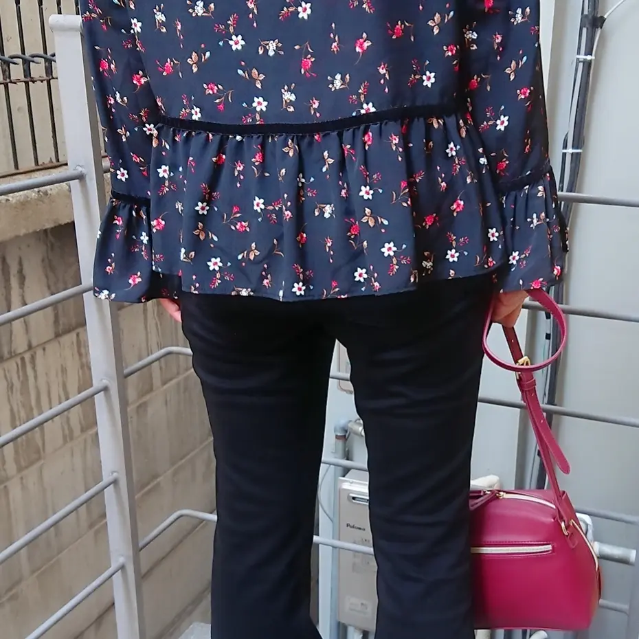 花柄ブラウス   黒フレアデニム  赤バッグ