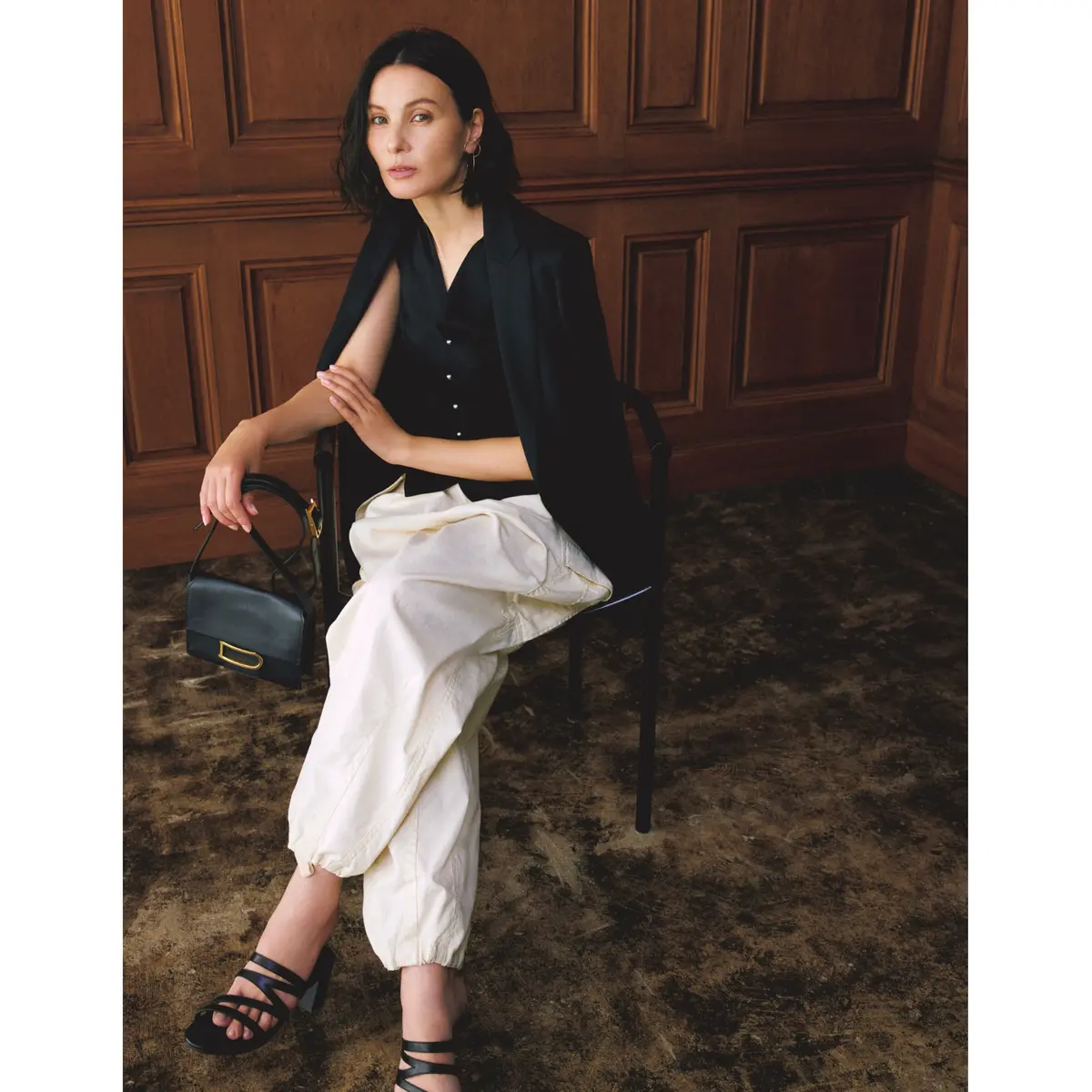 黒ジャケットとジレに白の裾しぼりパンツを合わせたコーディネート　モデル・田沢美亜