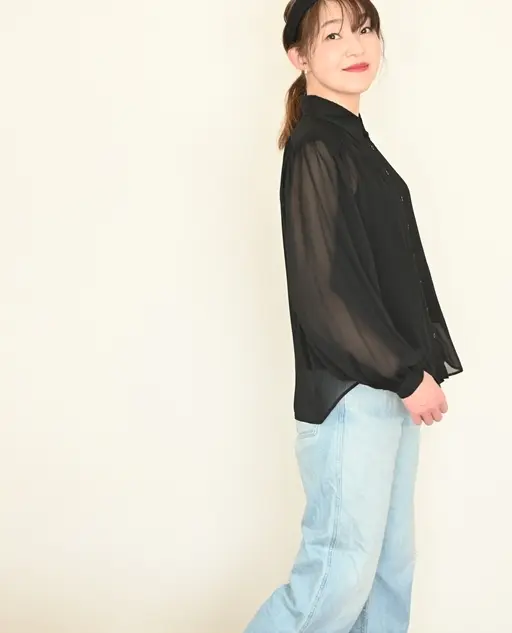 ブラウスとデニムのカジュアルコーデ